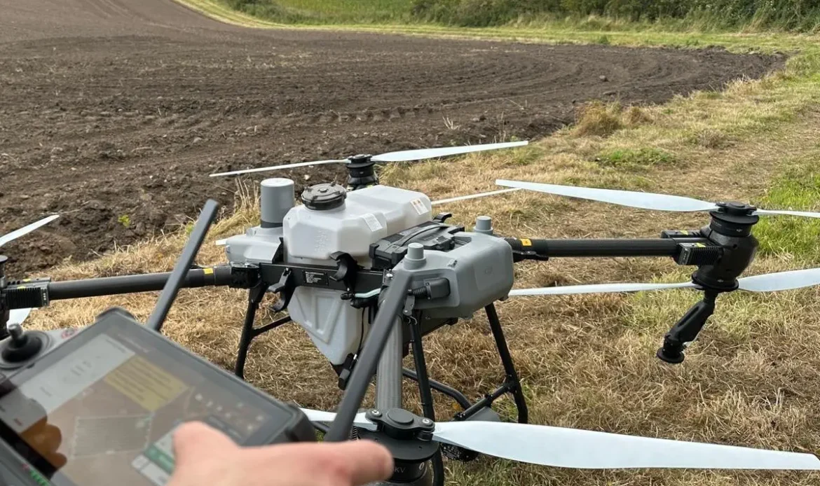 drone dji agras t50 no terreno pronto a trabalhar