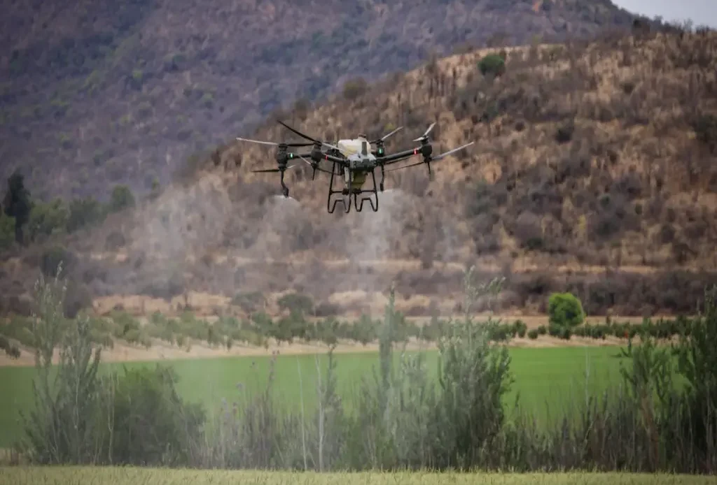 Drone agrícola a monitorizar culturas no Alentejo com tecnologia de agricultura de precisão