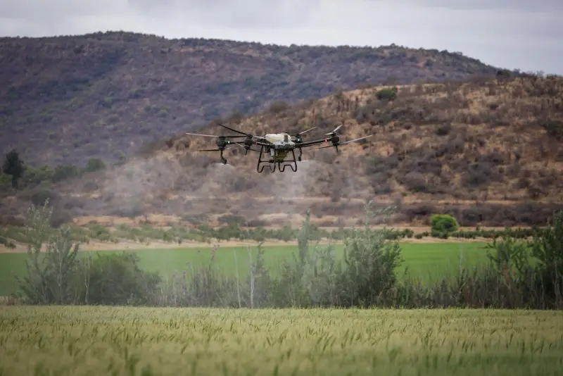 Drone agrícola a monitorizar culturas no Alentejo com tecnologia de agricultura de precisão